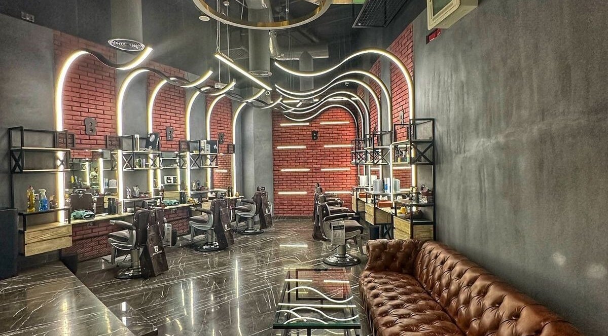 Modern interior of Bekky Barber - Burj Vista in دبي, دبي, AE with stylish chairs and illuminated mirrors.