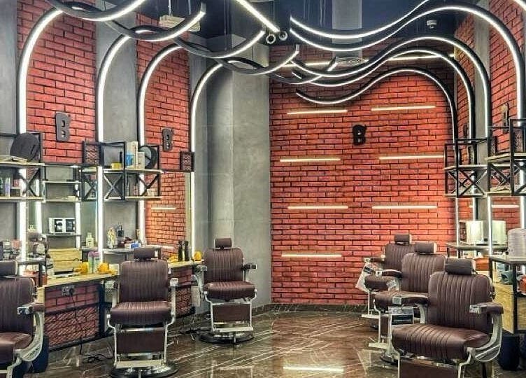 Interior of Bekky Barber - Burj Vista in دبي, دبي, AE showcasing stylish barber chairs and modern decor.