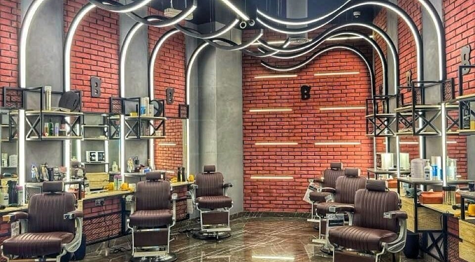 Interior of Bekky Barber - Burj Vista in دبي, دبي, AE showcasing stylish barber chairs and modern decor.