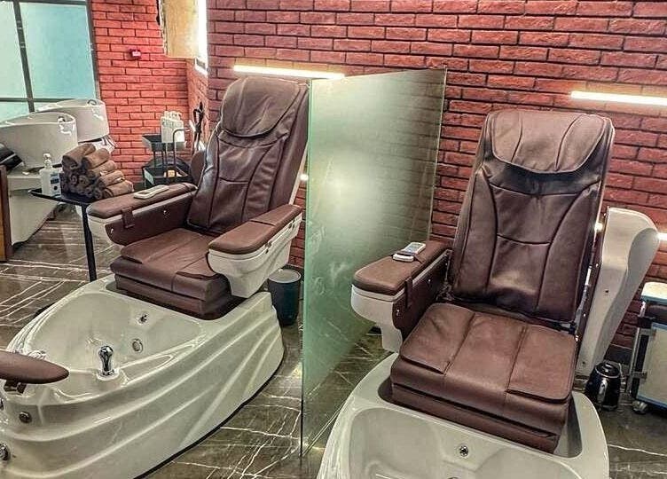 Pedicure chairs at Bekky Barber - Burj Vista, inviting relaxation in دبي, دبي, AE.