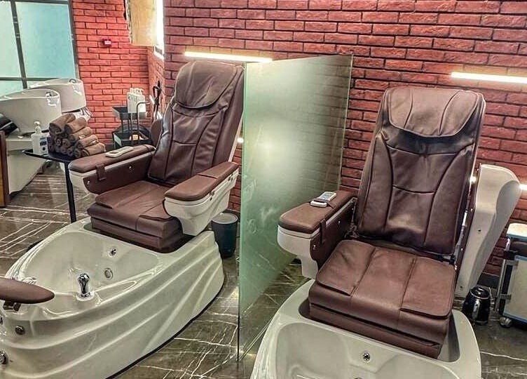 Pedicure chairs at Bekky Barber - Burj Vista, inviting relaxation in دبي, دبي, AE.