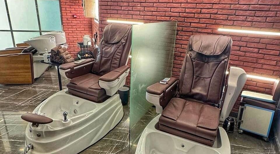 Pedicure chairs at Bekky Barber - Burj Vista, inviting relaxation in دبي, دبي, AE.