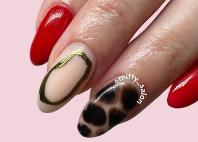 Elegant nail art design at Fitzroy - Mitty Nails & Beauty, Melbourne, Victoria, AU showcasing vibrant colors.