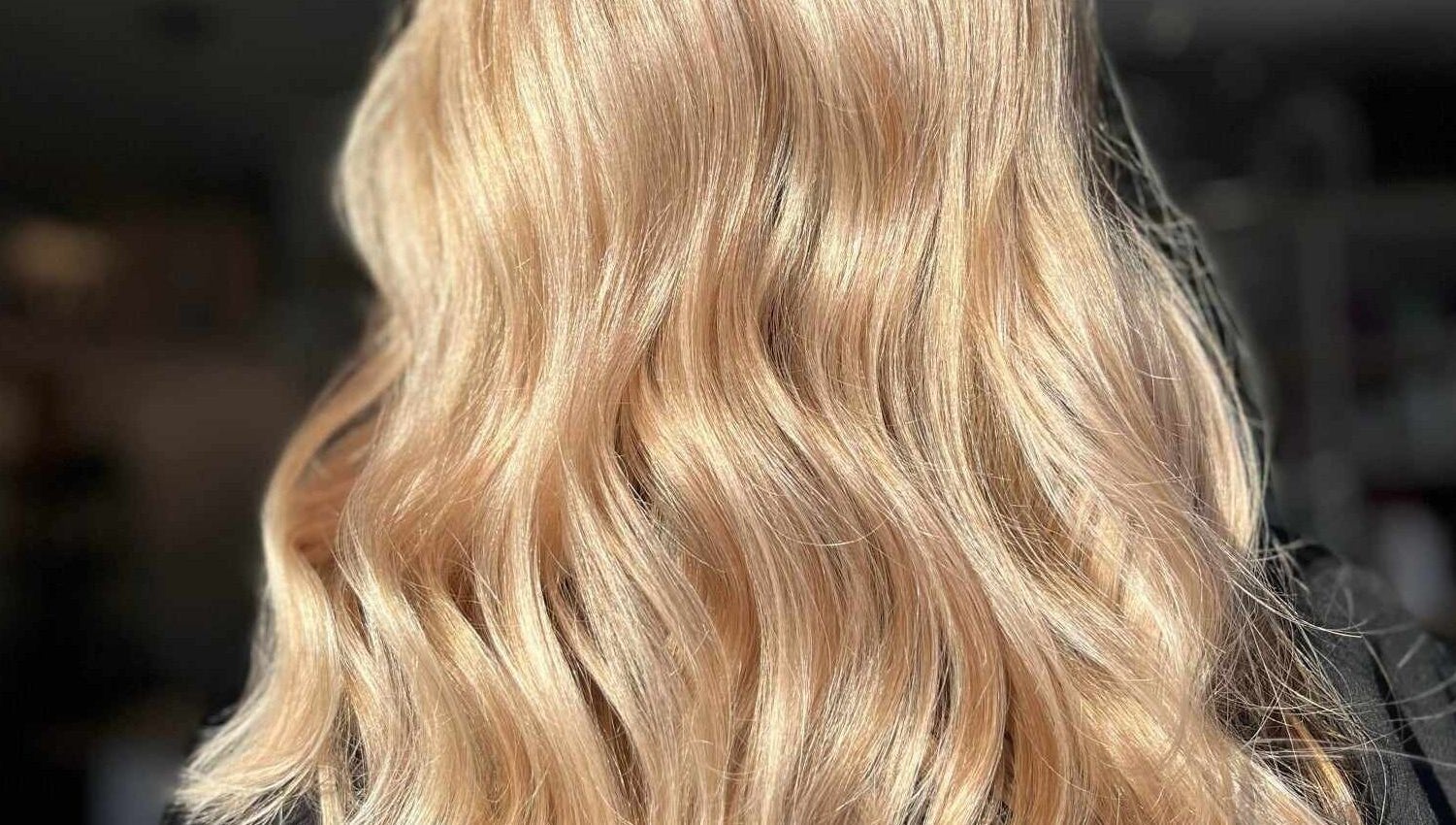 Cheveux blonds ondulés à Les Têtus, Trois-rivières, Québec, CA offrant des services capillaires.