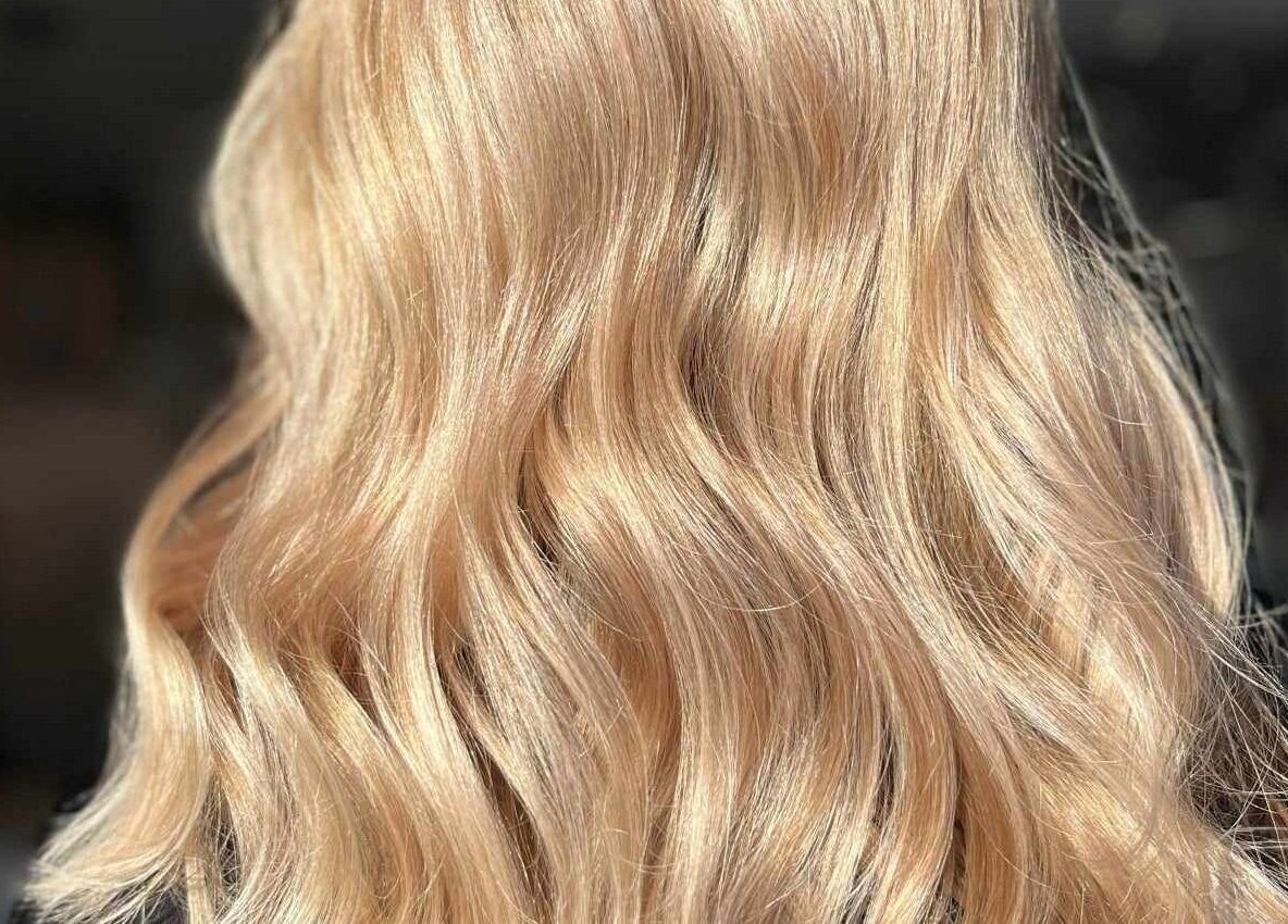 Cheveux blonds ondulés à Les Têtus, Trois-rivières, Québec, CA offrant des services capillaires.