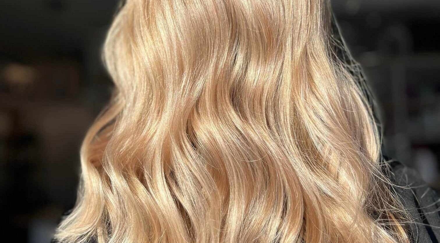 Cheveux blonds ondulés à Les Têtus, Trois-rivières, Québec, CA offrant des services capillaires.