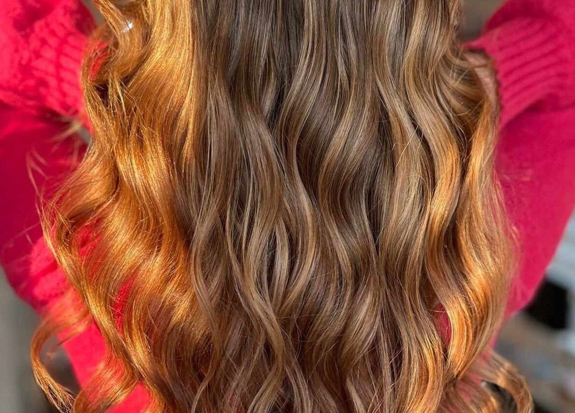 Cheveux ondulés brillants chez Les Têtus, Trois-Rivières, Québec, CA, reflètent la lumière naturelle.