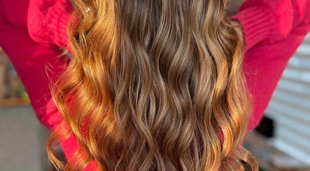 Cheveux ondulés brillants chez Les Têtus, Trois-Rivières, Québec, CA, reflètent la lumière naturelle.