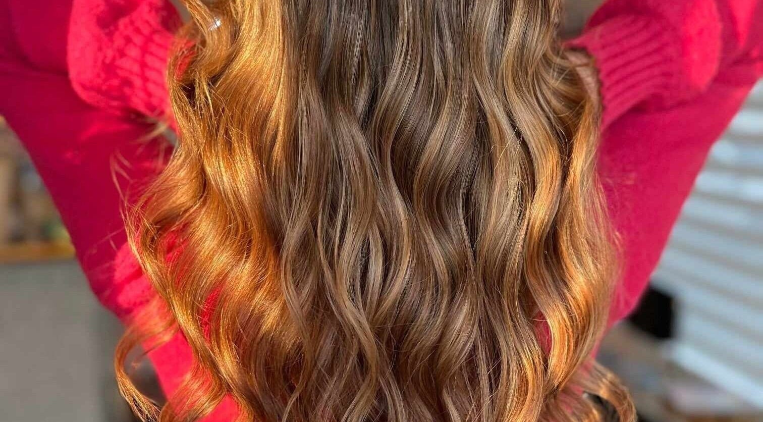 Cheveux ondulés brillants chez Les Têtus, Trois-Rivières, Québec, CA, reflètent la lumière naturelle.