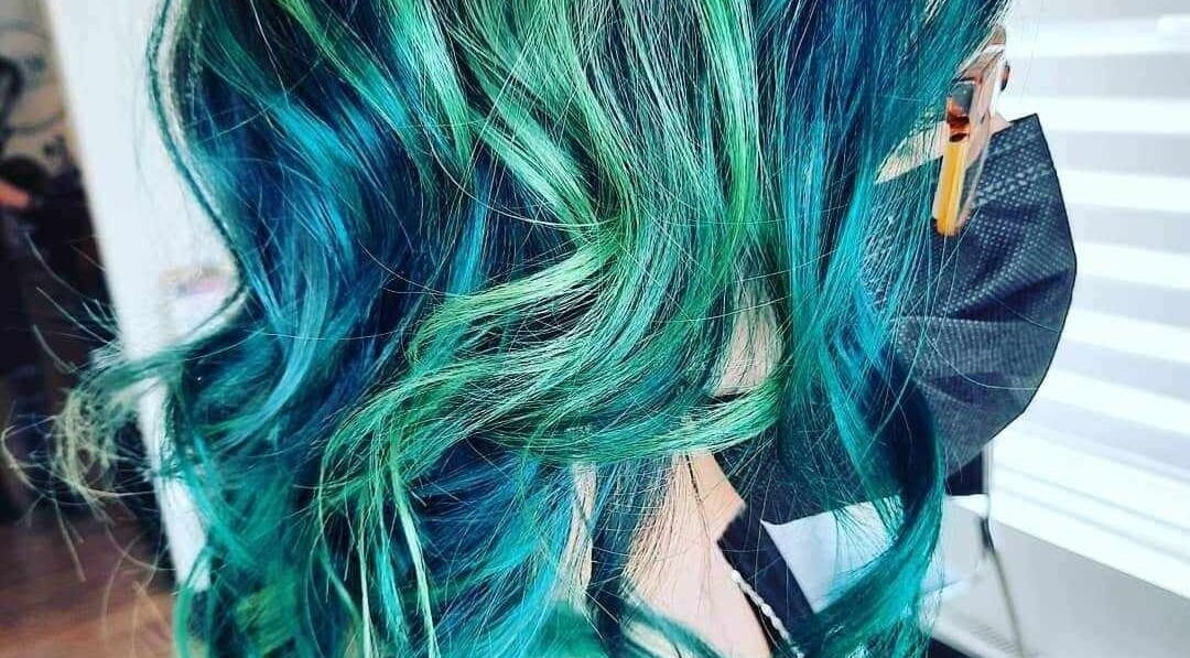 Chevelure bleu vert colorée chez Les Têtus à Trois-Rivières, Québec, CA, reflétant créativité et style.