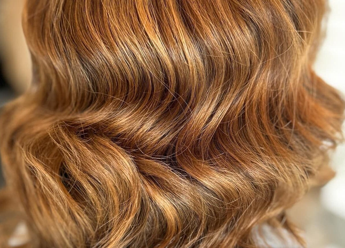 Cheveux cuivrés ondulés au salon Les Têtus, à Trois-Rivières, Québec, CA.