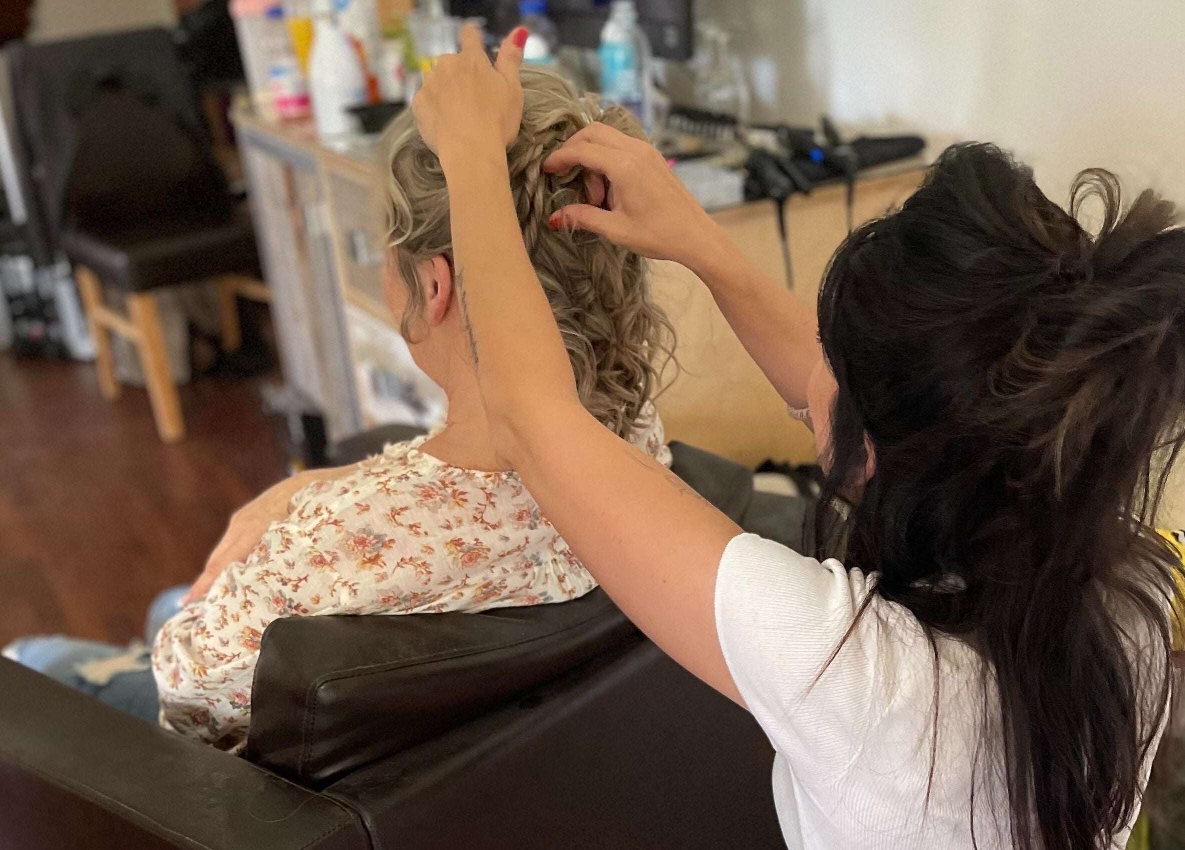 Styliste coiffant une cliente chez Les Têtus, Trois-Rivières, Québec, CA.