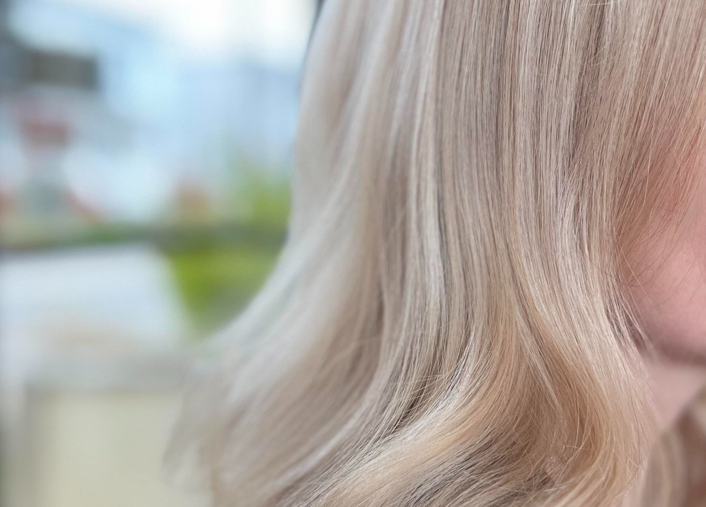 Cheveux blonds brillants à Les Têtus, salon à Trois-rivières, Québec, CA, mettant en valeur une coiffure soignée.