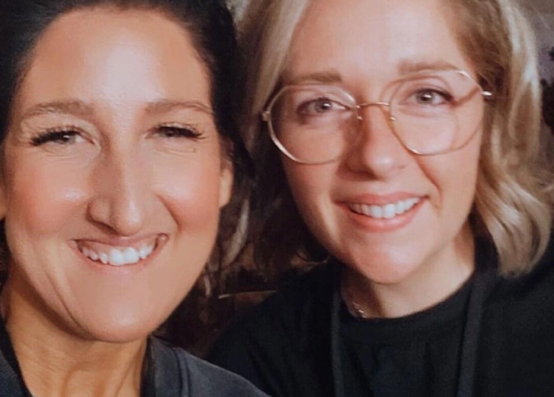 Deux personnes souriantes à Les Têtus, Trois-rivières, Québec, CA, incarnant le bien-être.