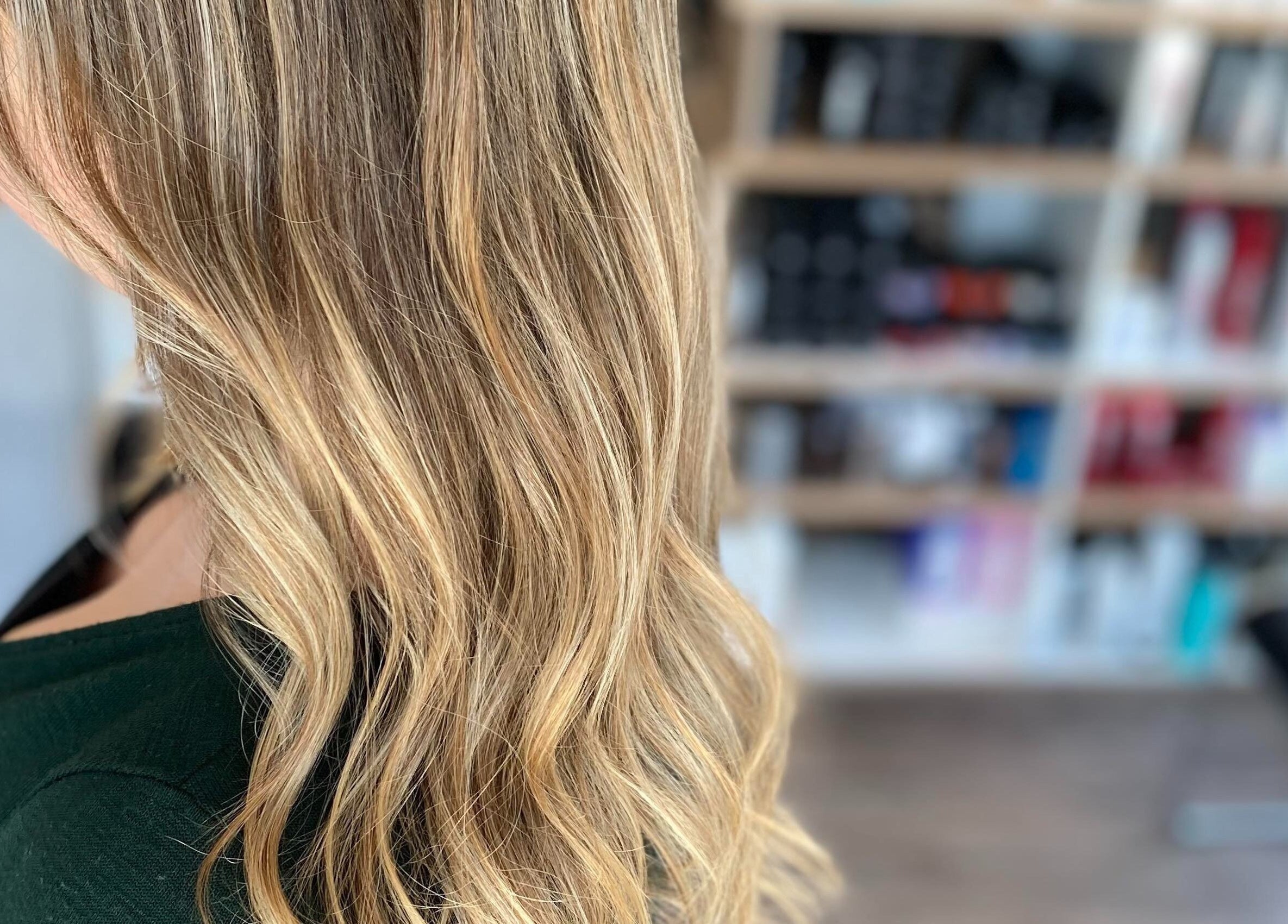 Coiffure élégante chez Les Têtus à Trois-Rivières, Québec, CA montrant des cheveux ondulés soignés.