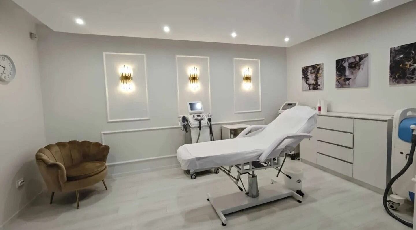 Interior elegant Salon Beauty Expert, Baia Mare, Județul Maramureș, RO, cu pat de tratament.