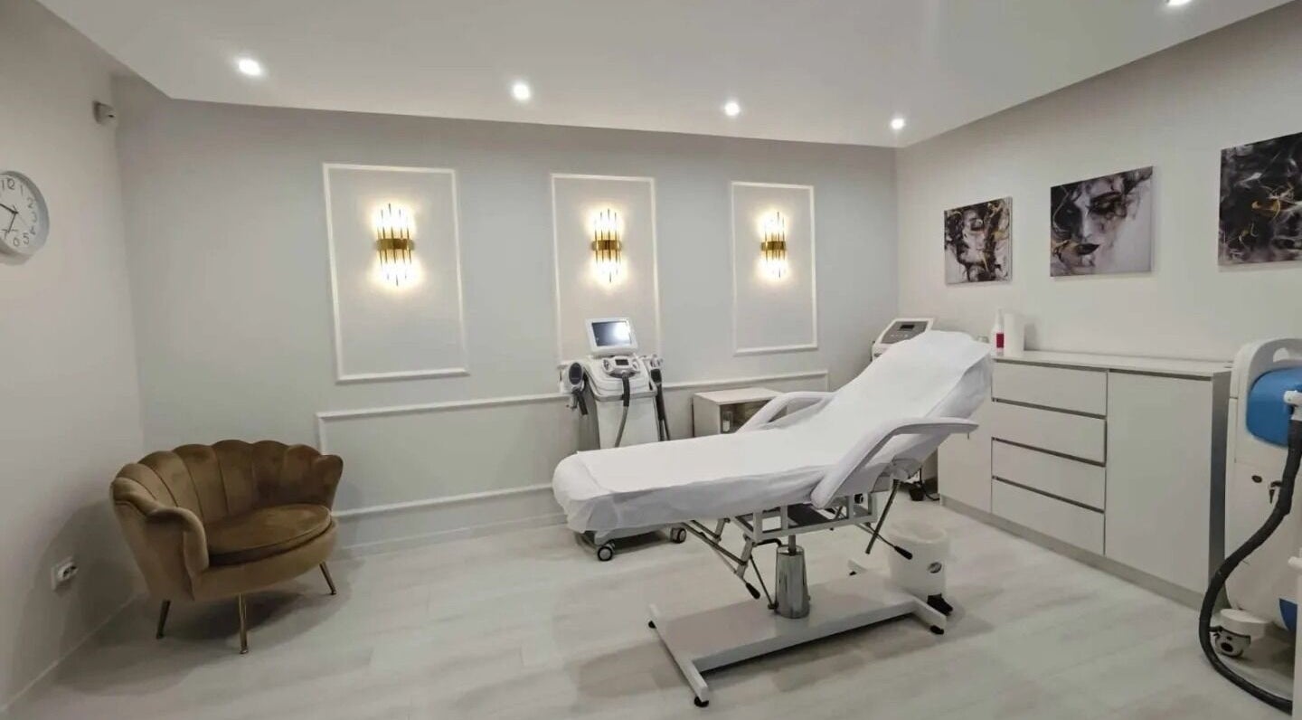 Interior elegant Salon Beauty Expert, Baia Mare, Județul Maramureș, RO, cu pat de tratament.