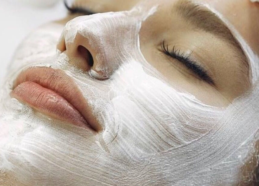 Tratamiento facial en Laura Sandoval Studio, Tecate, Baja California, MX para una piel revitalizada.