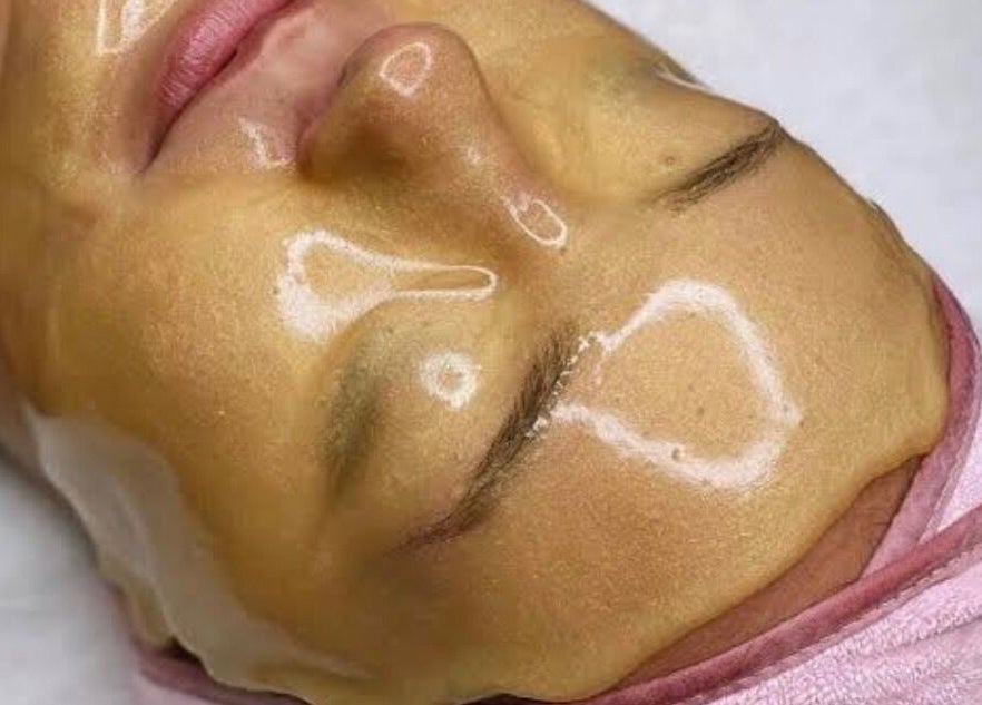 Tratamiento facial en Laura Sandoval Studio, Tecate, Baja California, MX, mostrando mascarilla dorada.