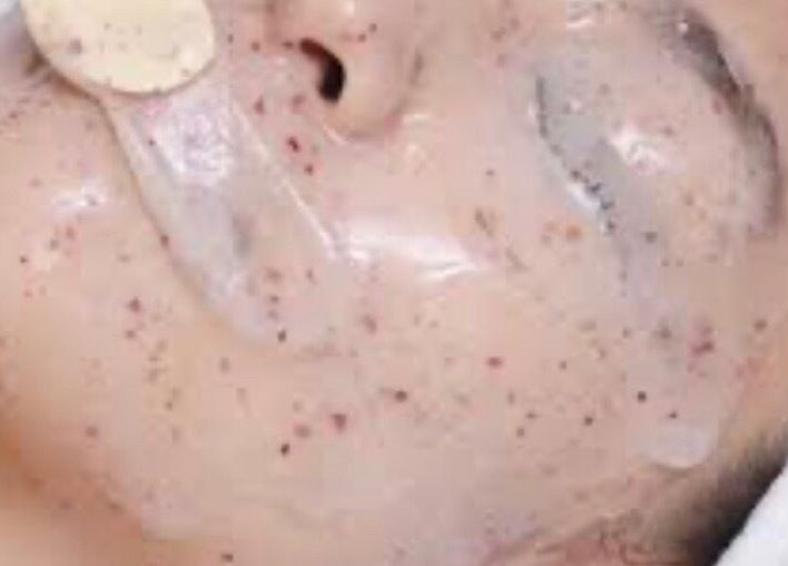 Tratamiento facial en Laura Sandoval Studio, Tecate, Baja California, MX, con mascarilla exfoliante revitalizante.