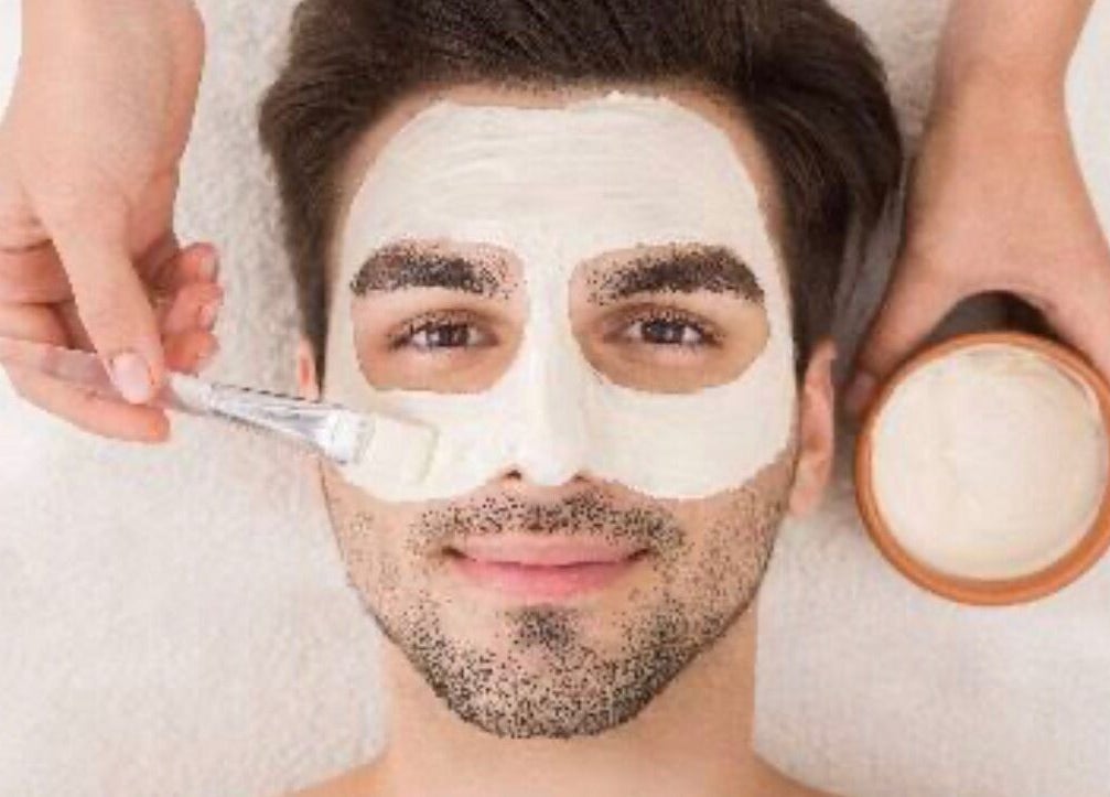Tratamiento facial en Laura Sandoval Studio, Tecate, Baja California, MX. Máscara revitalizante en piel masculina.