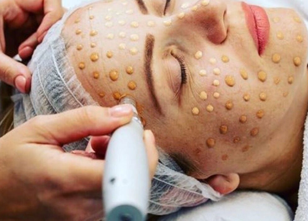 Tratamiento facial en Laura Sandoval Studio, Tecate, Baja California, MX. Realza la piel con técnicas avanzadas.