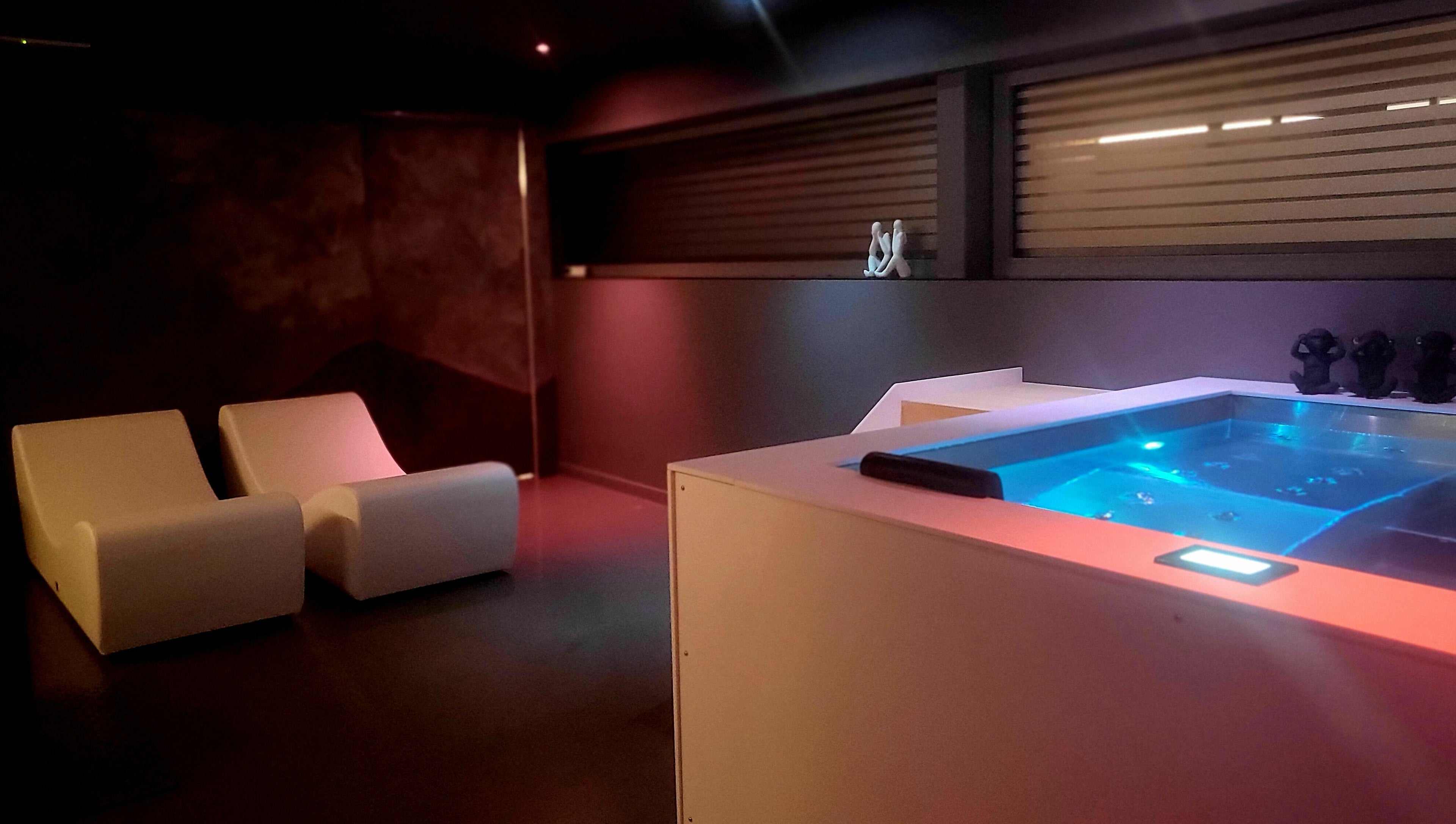 Intérieur relaxant du spa Bee Well Nest Mons, avec jacuzzi et chaises longues à Mons, Région Wallonne, BE.