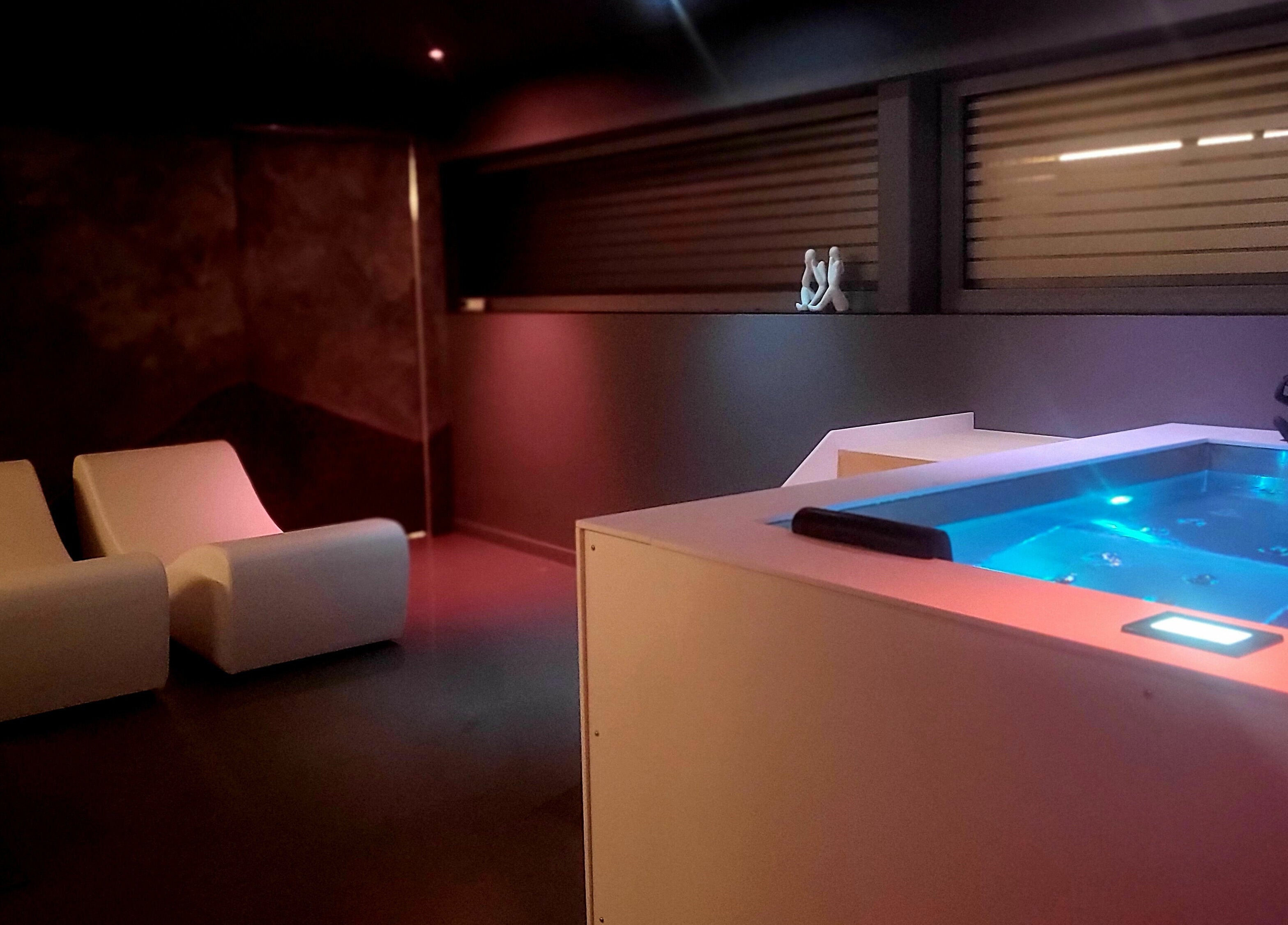 Intérieur relaxant du spa Bee Well Nest Mons, avec jacuzzi et chaises longues à Mons, Région Wallonne, BE.