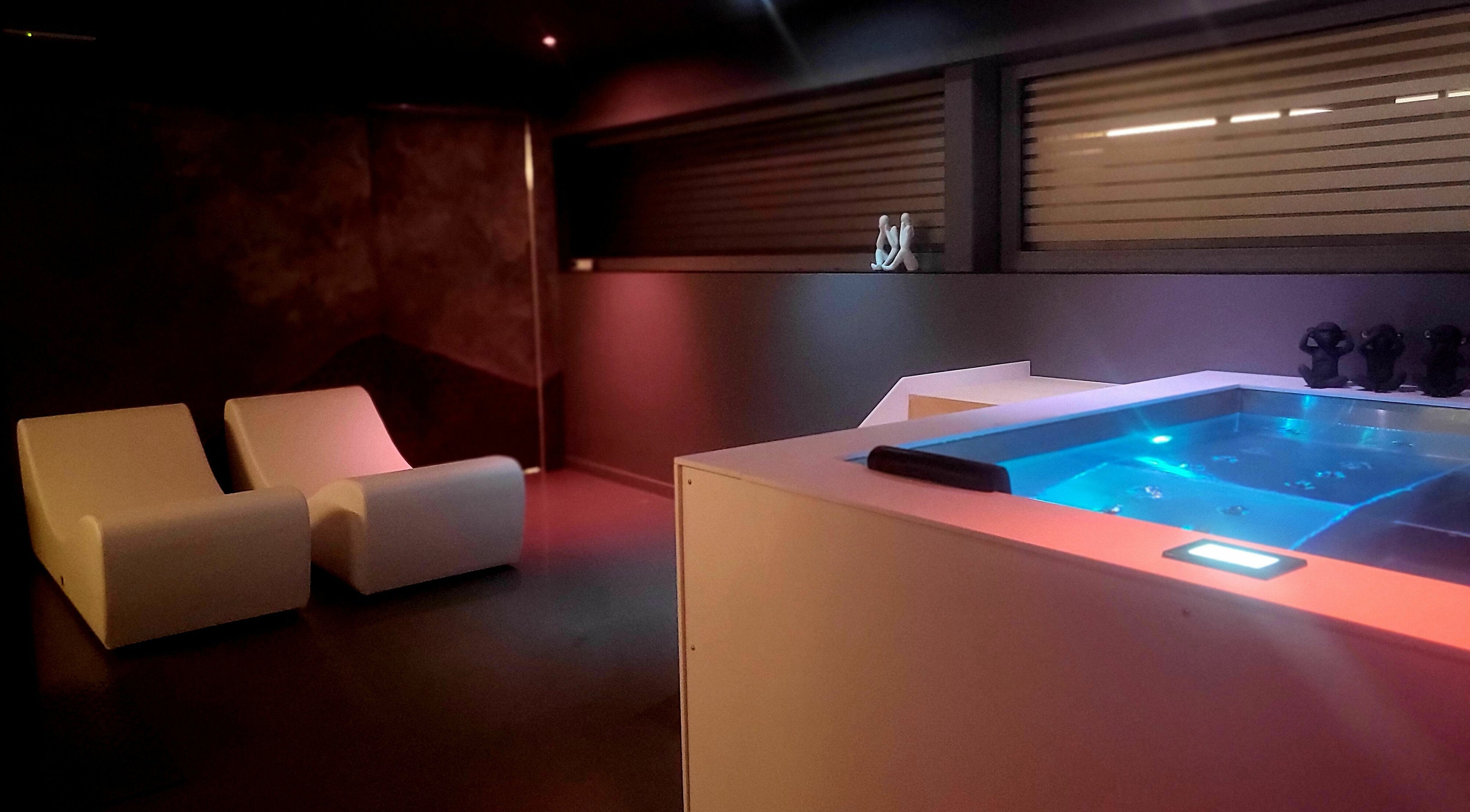 Intérieur relaxant du spa Bee Well Nest Mons, avec jacuzzi et chaises longues à Mons, Région Wallonne, BE.