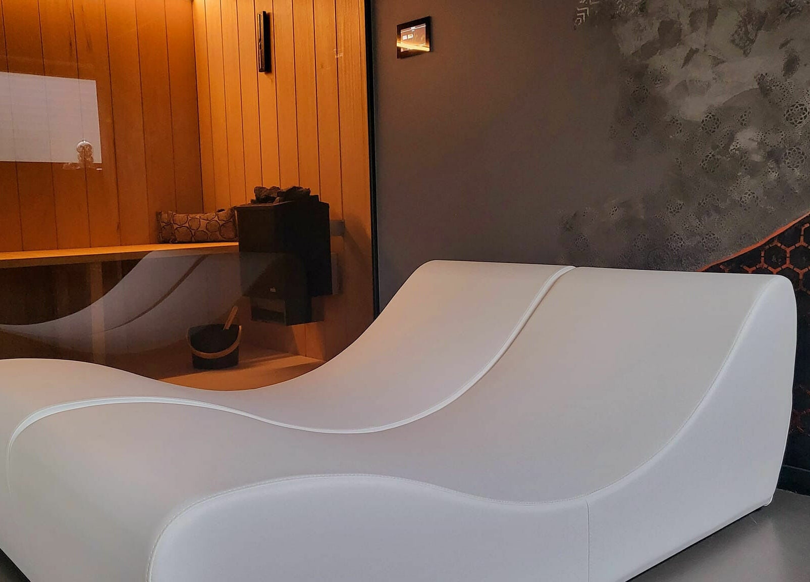 Salle de relaxation avec chaise moderne chez Bee Well Nest Mons, Mons, Région Wallonne, BE.