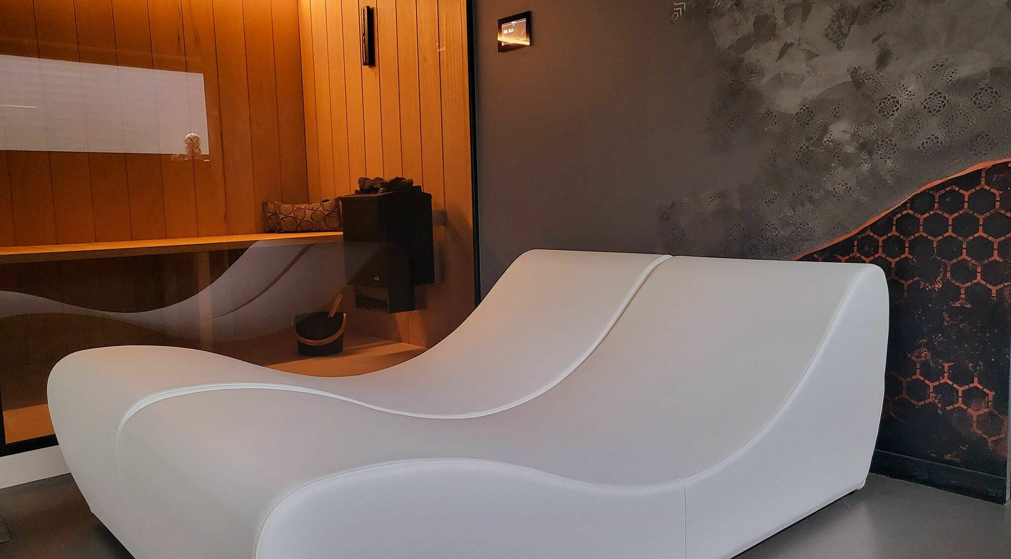 Salle de relaxation avec chaise moderne chez Bee Well Nest Mons, Mons, Région Wallonne, BE.