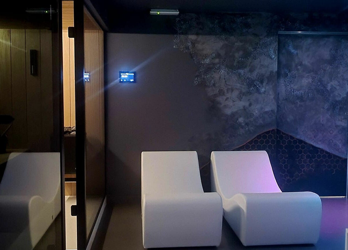 Espace détente moderne chez Bee Well Nest Mons, Mons, Région Wallonne, BE. Ambiance reposante et design épuré.