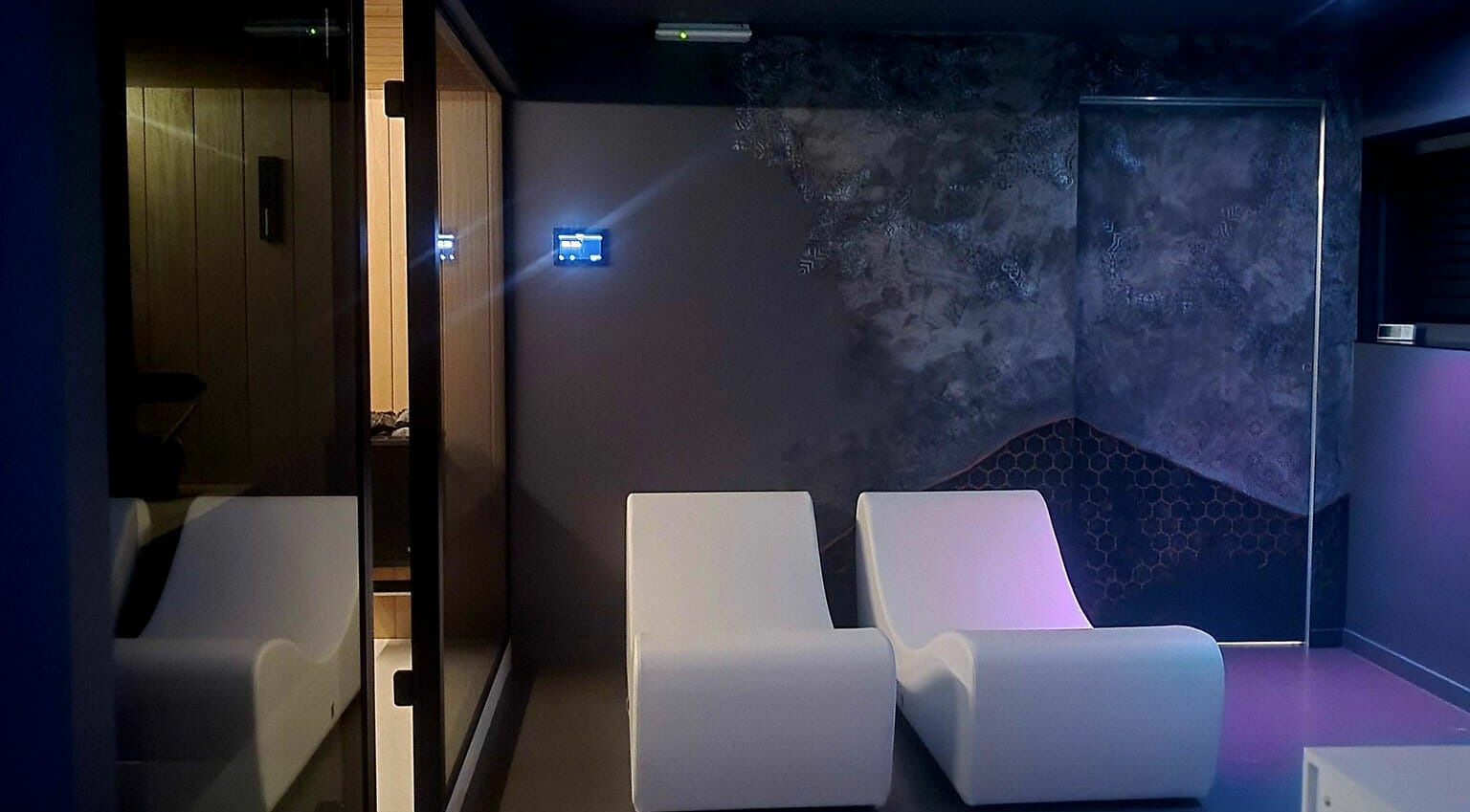 Espace détente moderne chez Bee Well Nest Mons, Mons, Région Wallonne, BE. Ambiance reposante et design épuré.