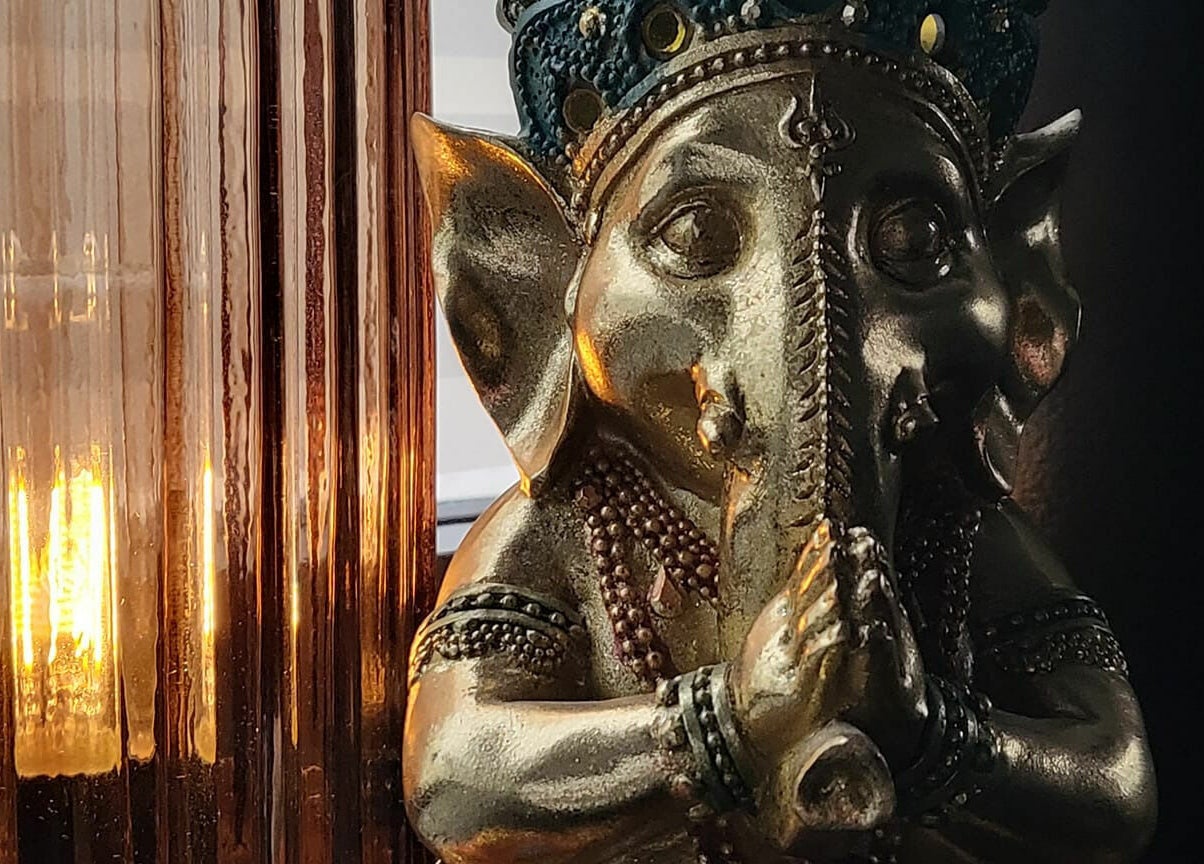 Statue éléphant dorée éclatante chez Bee Well Nest Mons, Mons, Région Wallonne, BE.