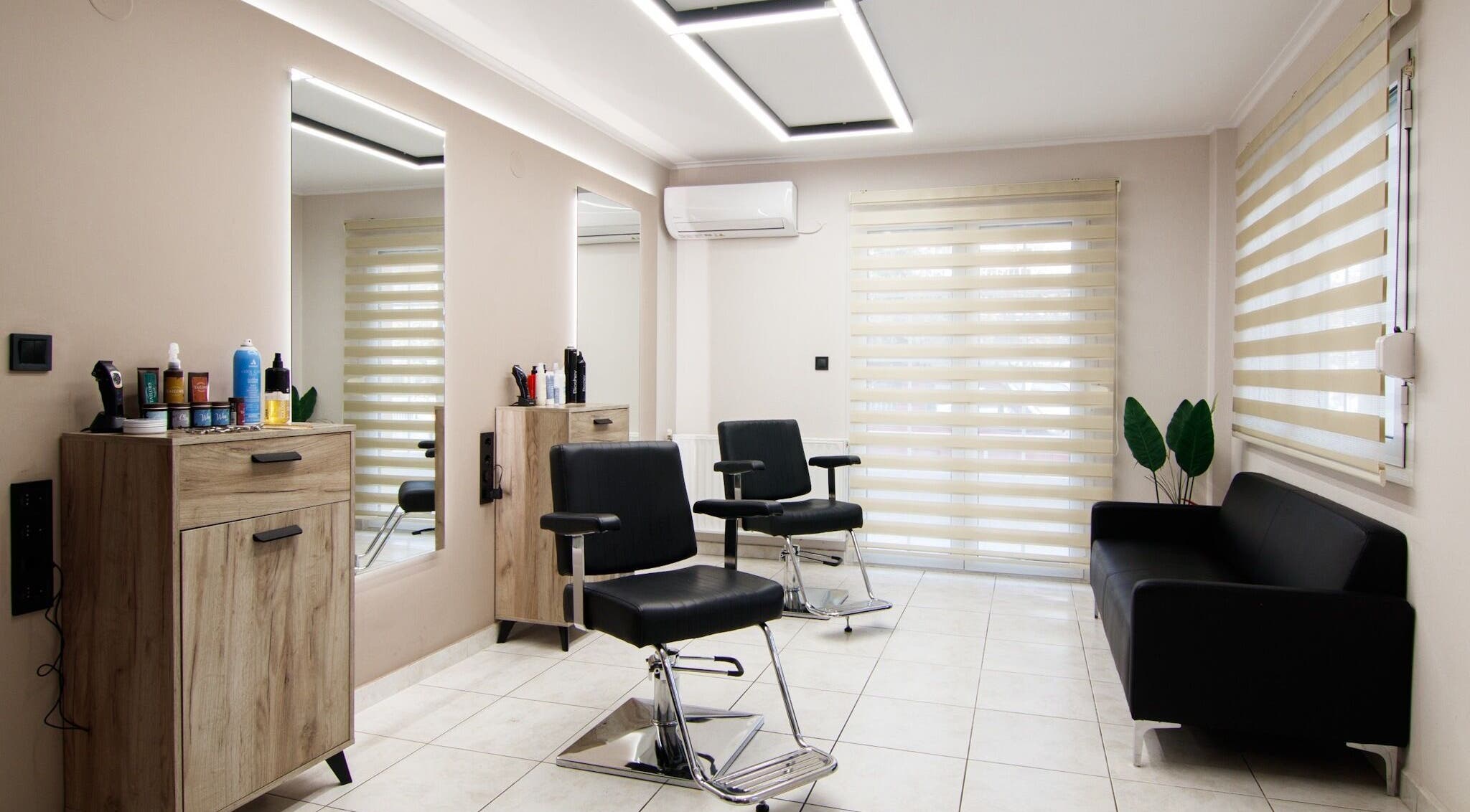 Καλαίσθητος χώρος ομορφιάς στο PERY B., Λιτόχωρο, GR με μοντέρνα καθίσματα και κομψή διακόσμηση.