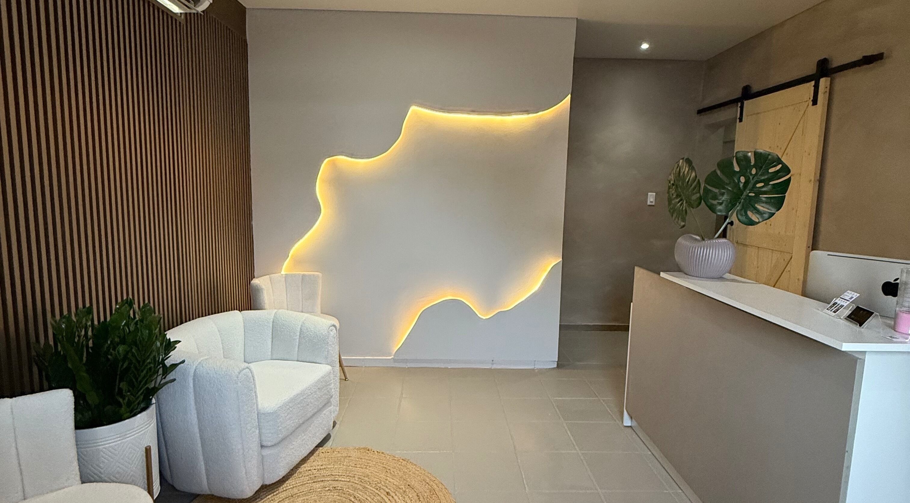 Recepción elegante en SkinFinity by Aimee Negron, San Juan, San Juan, PR con diseño de pared iluminada.