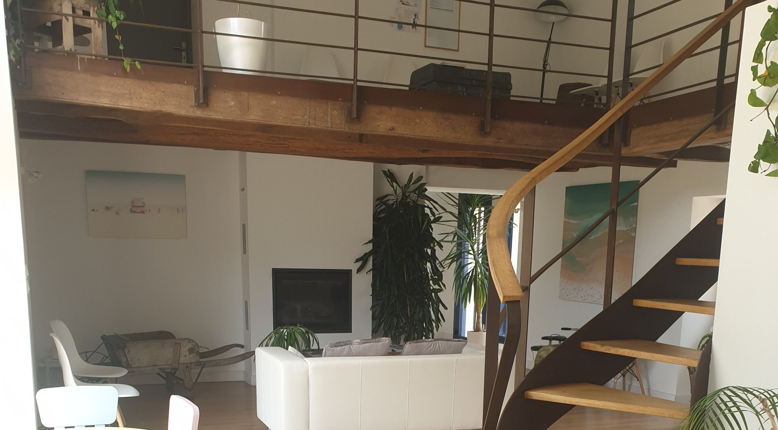Intérieur élégant du le centre Carquefou, Carquefou, Pays De La Loire, FR avec mezzanine et escalier moderne.