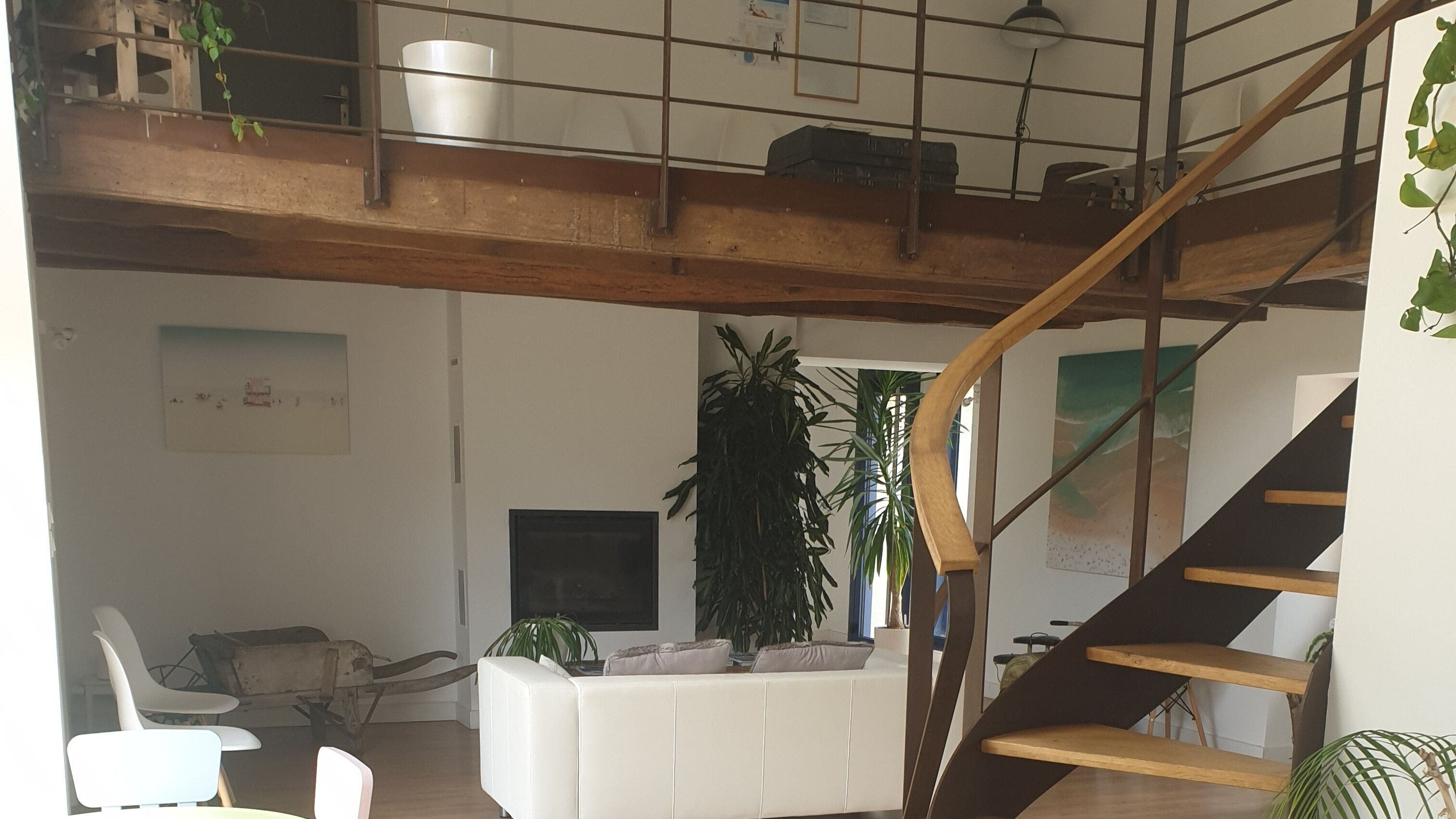 Intérieur élégant du le centre Carquefou, Carquefou, Pays De La Loire, FR avec mezzanine et escalier moderne.