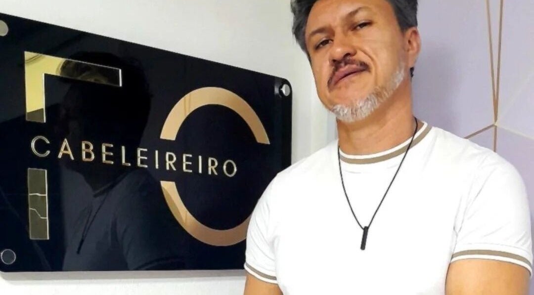 Placa e homem no F.C Cabeleireiro em Paraná, Paraná, BR.