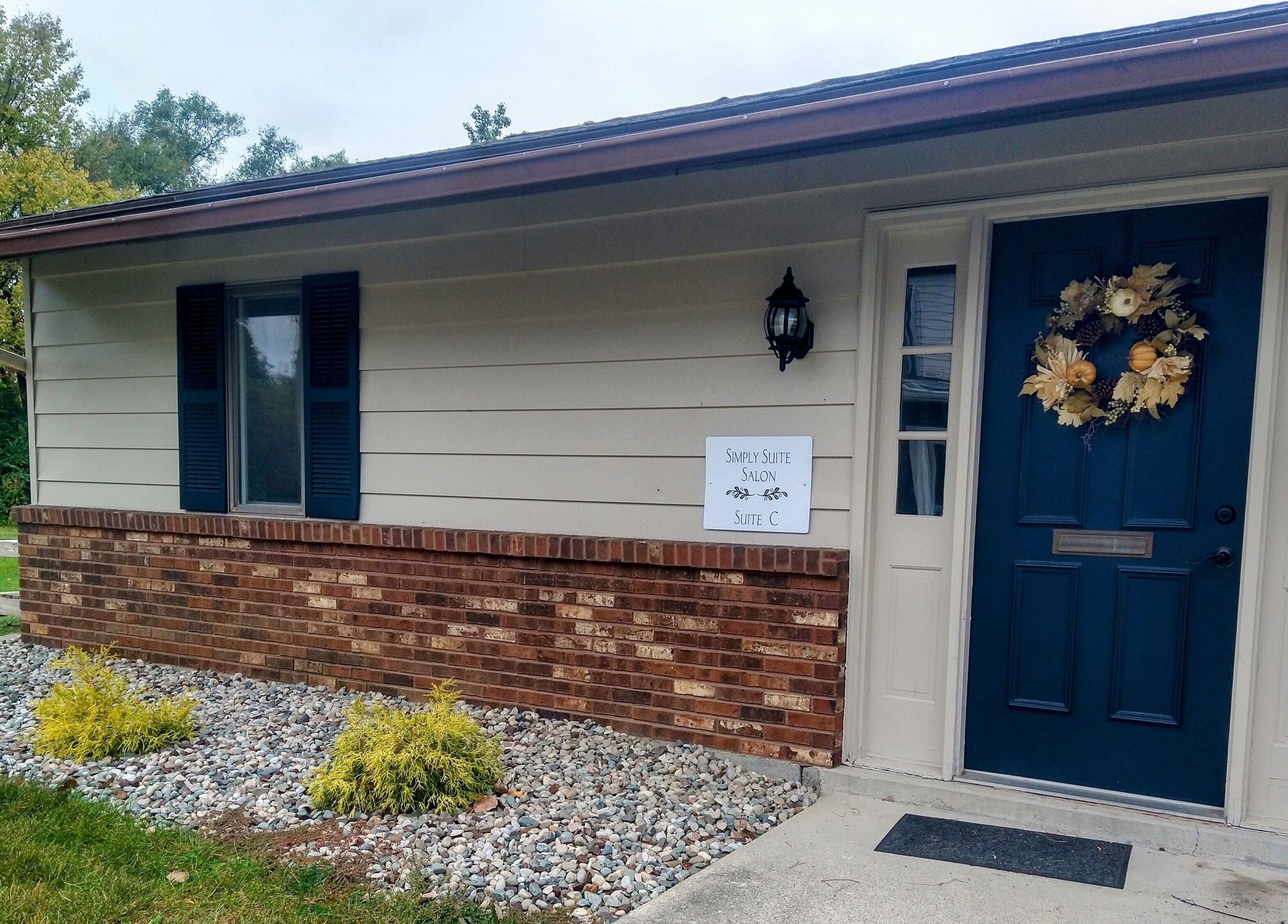 Front of Simply Suite in Lima, Ohio, US with a stylish wreath-adorned door.
