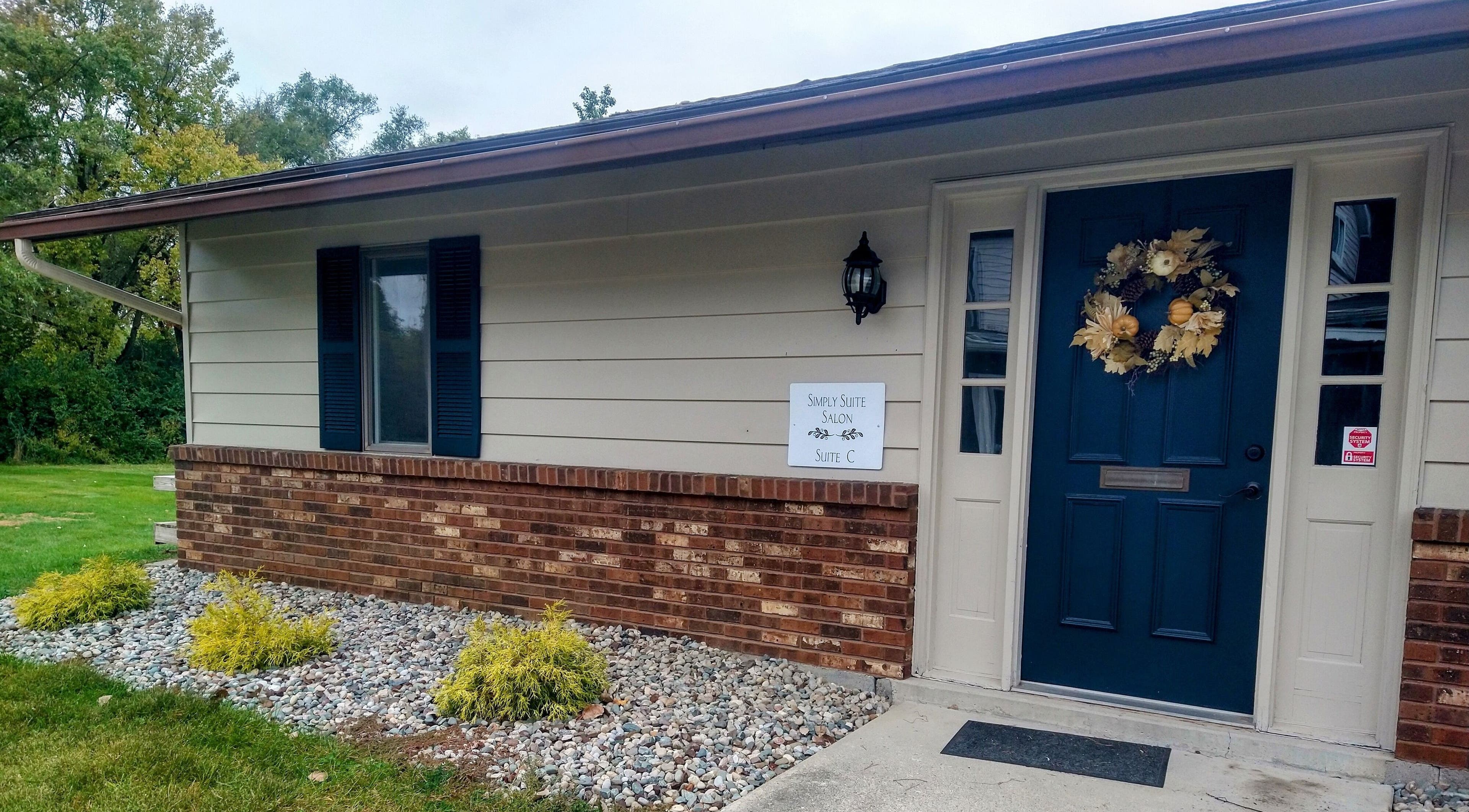 Front of Simply Suite in Lima, Ohio, US with a stylish wreath-adorned door.