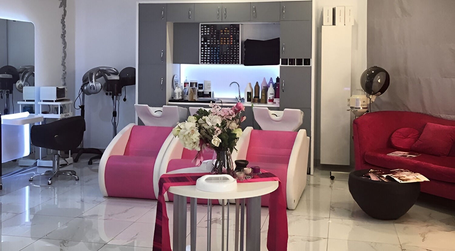 Elegant and modern interior of Dot Beauty Salon - Dafna, الدوحة, الدوحة, QA with pink chairs and floral decor.