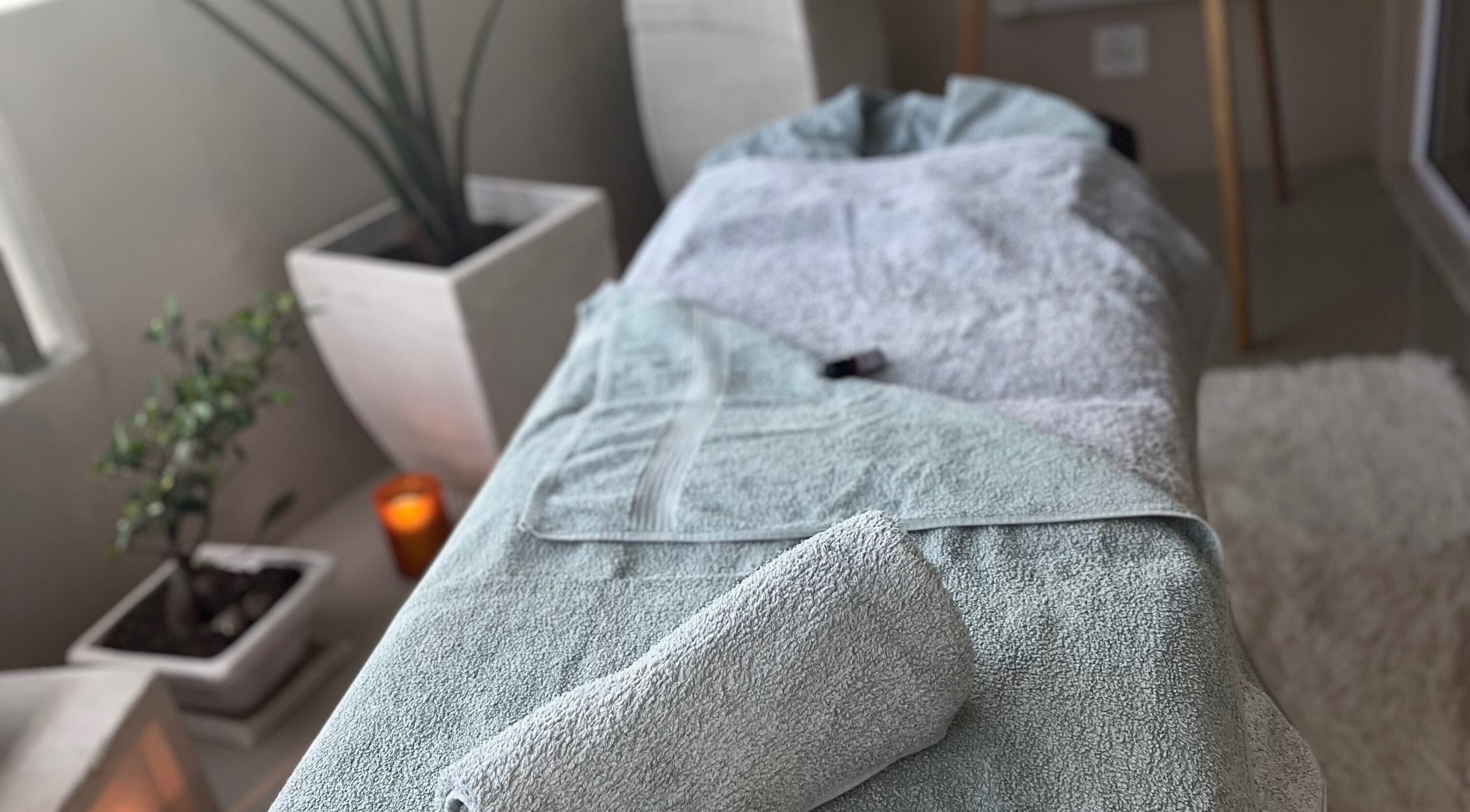 Relaxing spa setup at Zama’s Mobile Therapy, Tongaat, Kwazulu-natal, ZA, with towels and plants.