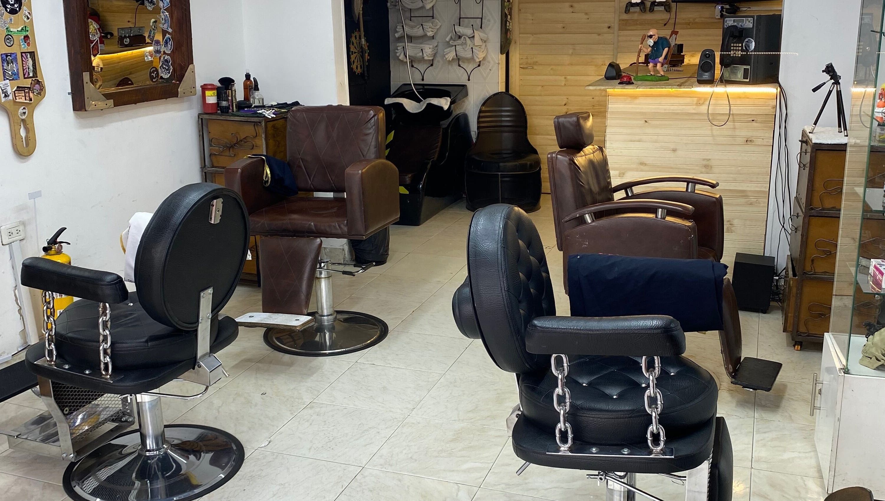 Interior de Cut Art Sam Bigotes en Bogotá, Bogotá, CO. Sillas de barbero modernas y ambiente acogedor.