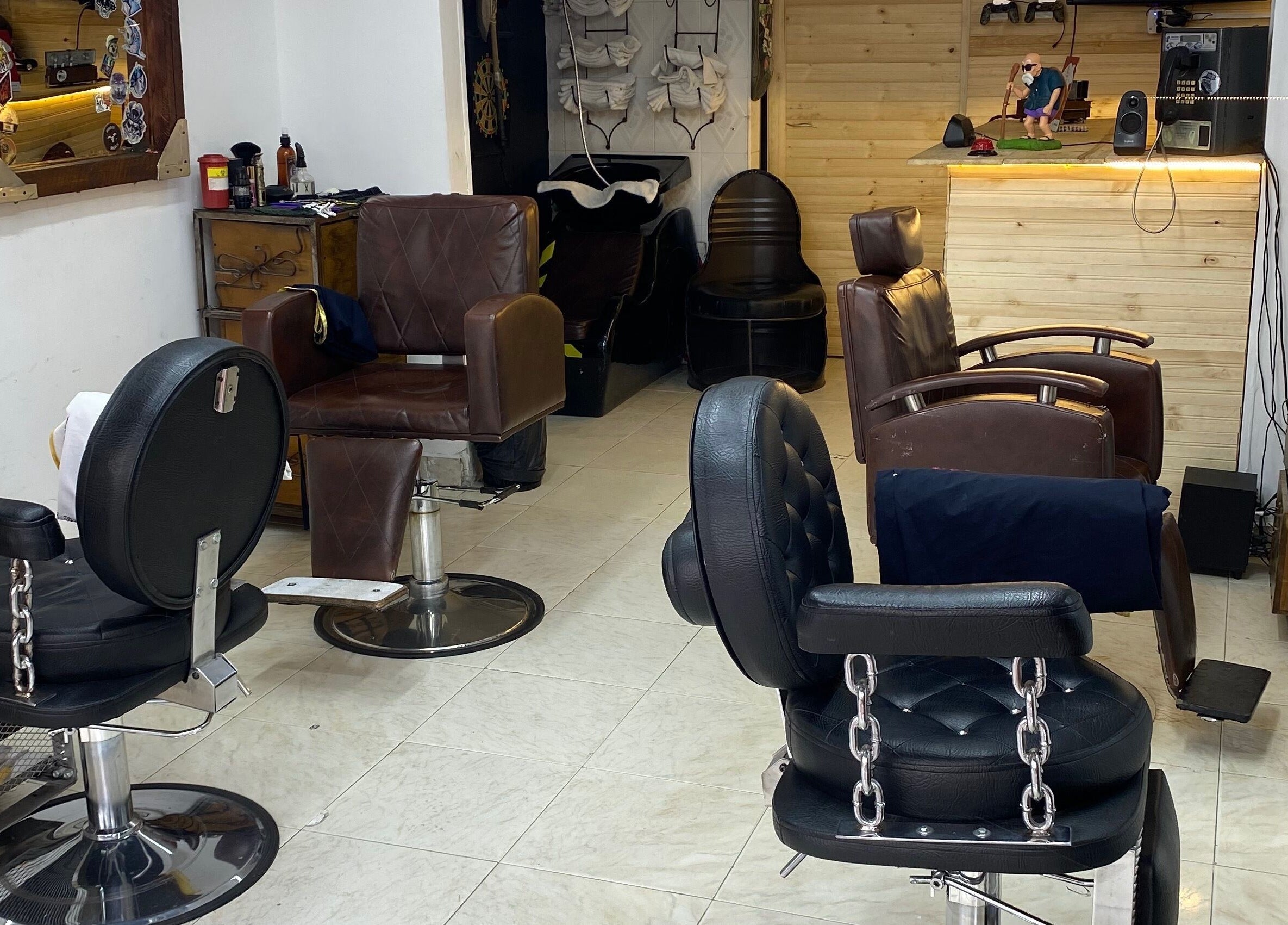 Interior de Cut Art Sam Bigotes en Bogotá, Bogotá, CO. Sillas de barbero modernas y ambiente acogedor.