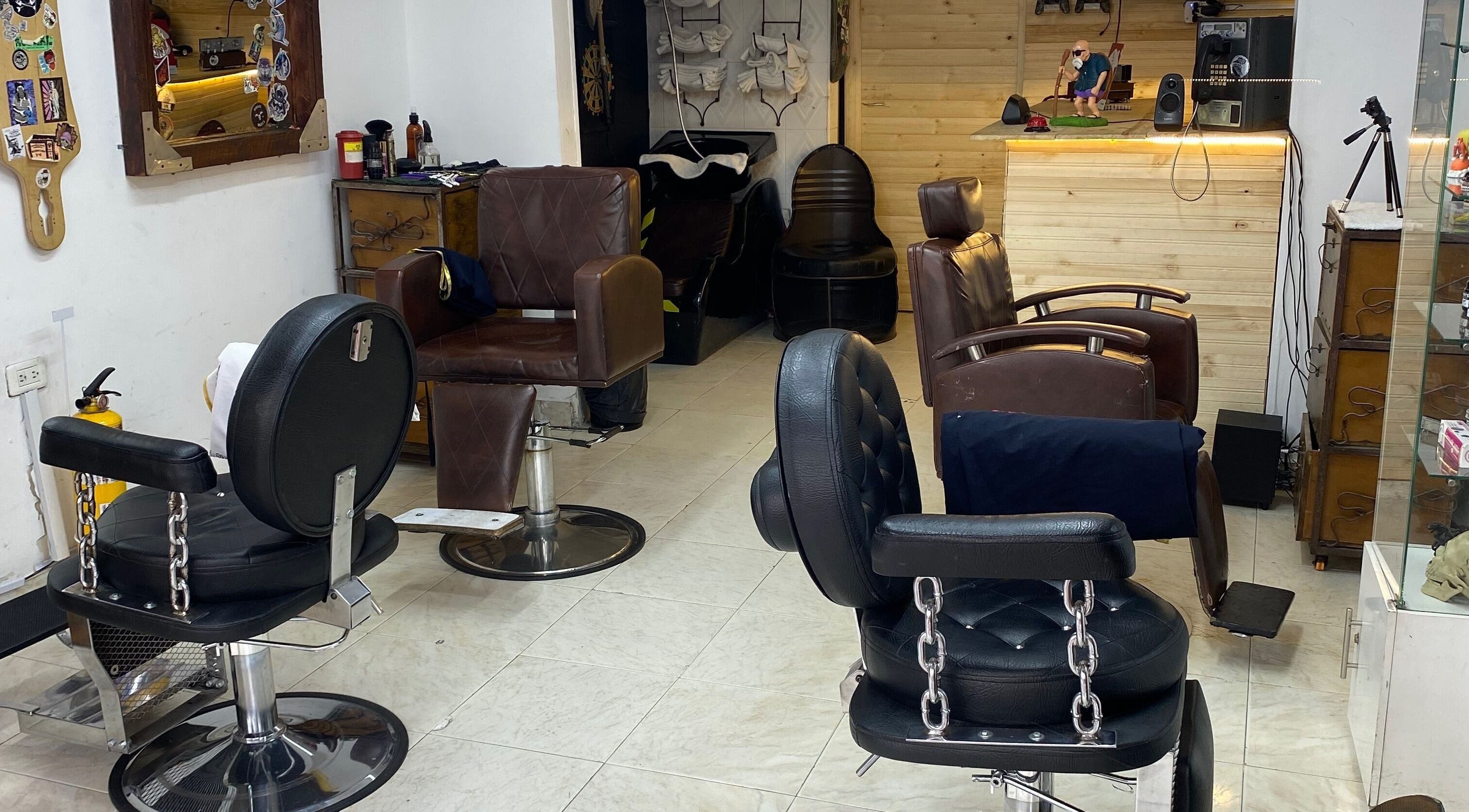 Interior de Cut Art Sam Bigotes en Bogotá, Bogotá, CO. Sillas de barbero modernas y ambiente acogedor.