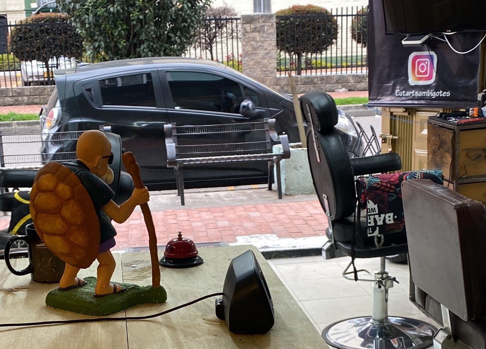 Interior de Cut Art Sam Bigotes en Bogotá, Bogotá, CO, con sillas y decoración creativa para una experiencia única.