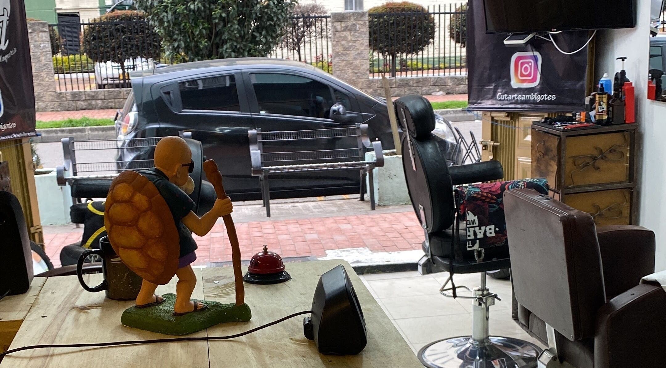 Interior de Cut Art Sam Bigotes en Bogotá, Bogotá, CO, con sillas y decoración creativa para una experiencia única.