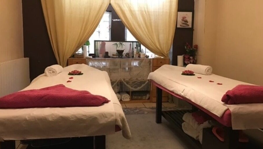 Salle de massage sereine au Tibet Royal Spa, Paris, Île-de-France, FR, avec deux tables décorées.
