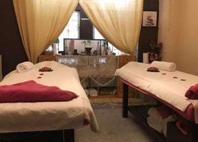 Salle de massage sereine au Tibet Royal Spa, Paris, Île-de-France, FR, avec deux tables décorées.